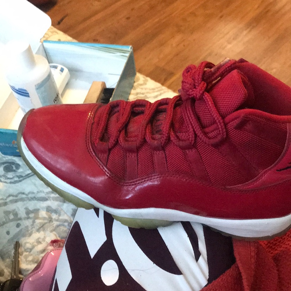 Jordan 11 right foot has some damage